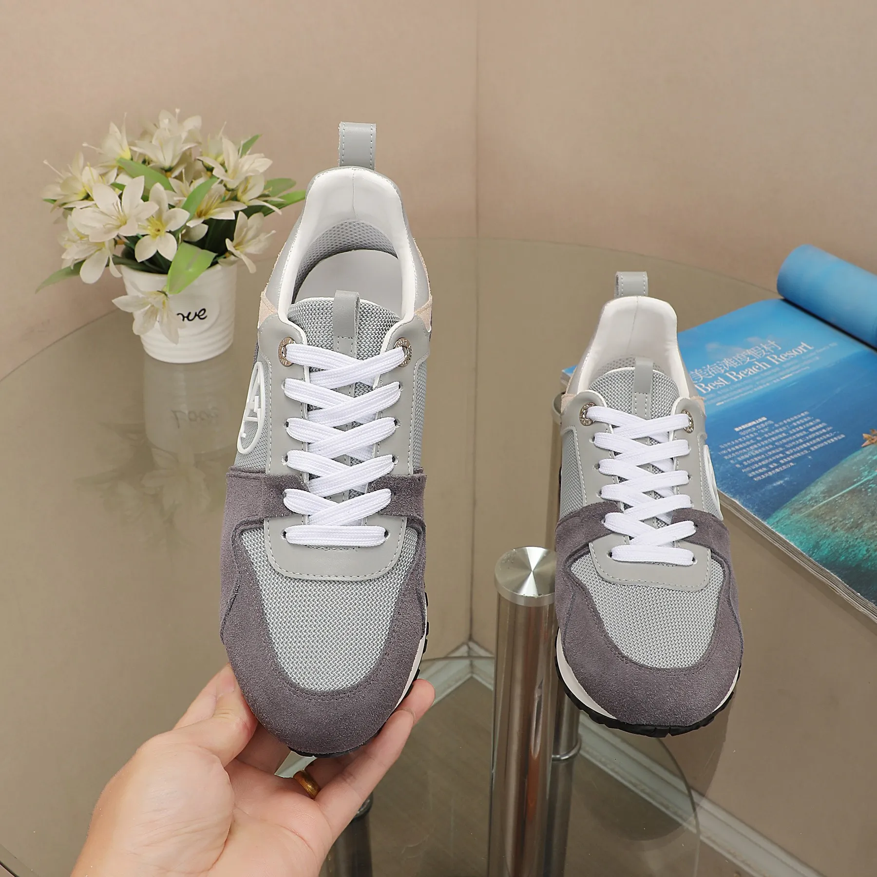 👟👟Ex-factory price 400👟👟 Men's size +10 🔥🔥🔥4046 Louis Vuitton official website synchronized sneakers, this Run Away sneaker is inspired by running shoe design, highlighting Louis Vuitton's iconic tone, technical mesh fabric mixed with suede and metallic cow leather, with wedge-shaped rubber outsole, LV letters written on the side, LV engraved on the metal shock-absorbing structure Circle logo, hidden insole subtly increases the height, reproduces the classic design of Louis Vuitton shoe series. The code number is 35-42 for women and 39-46 for men.